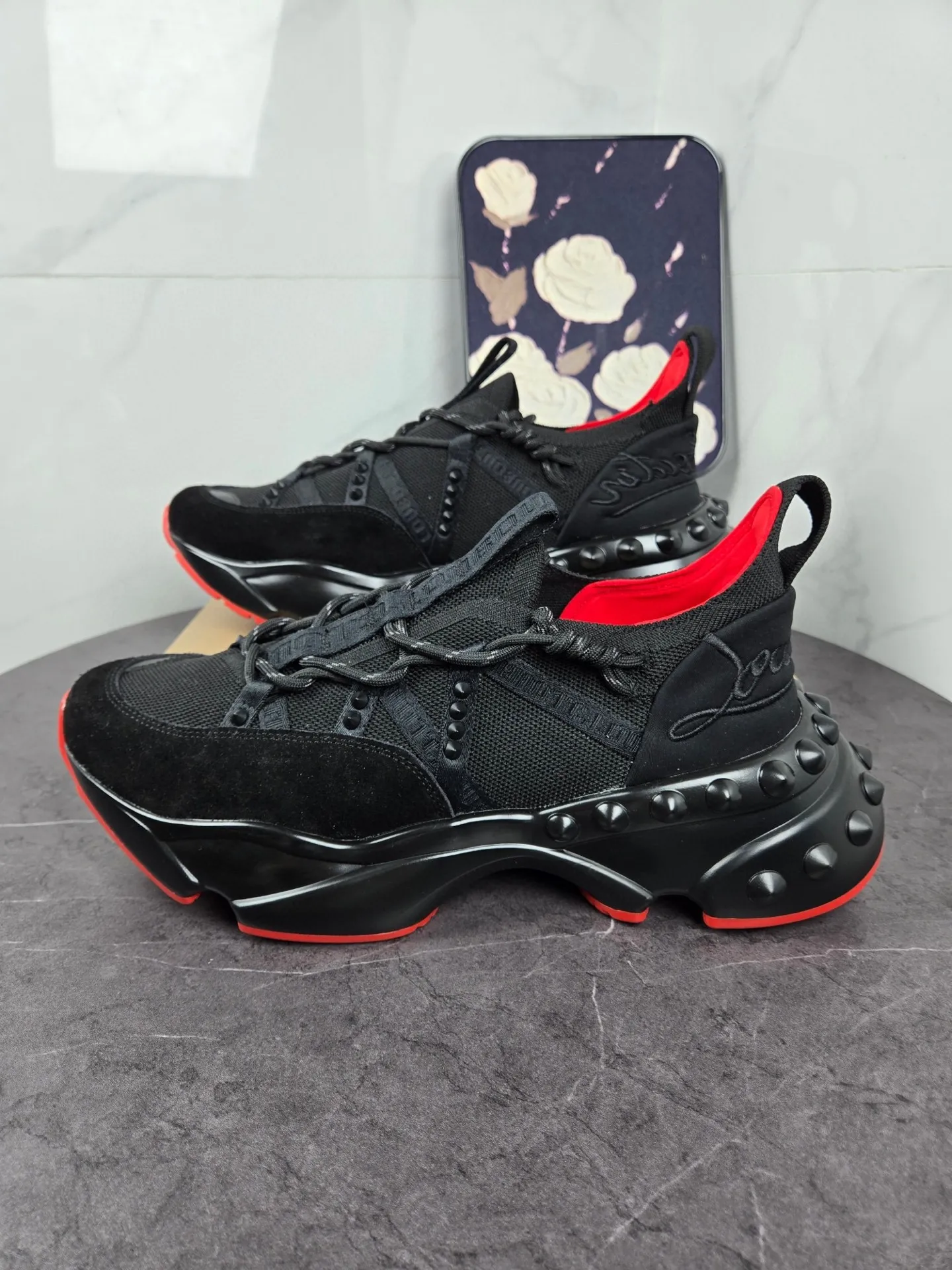 💰¥680 Original item from trendy brand Chri*stian loubou*tin, the latest series of CL red-soled shoes for casual couples. The upper is made of imported Lycra + high-density breathable fly weave, and the environmentally friendly high-elastic suction mold pad will never delaminate. The outsole is made of super non-slip and wear-resistant PU + vacuuming. Two-color combination Size: Female 35-43 Male 38-47 Comes with handbag, card, shoehorn" full package (Female 41 42 43 men 46 47 customized)